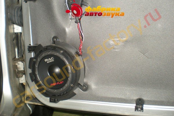 установка 2х полосной компонентной акустики Mac Audio ProFlat Mac Audio ProFlat Skoda Octavia