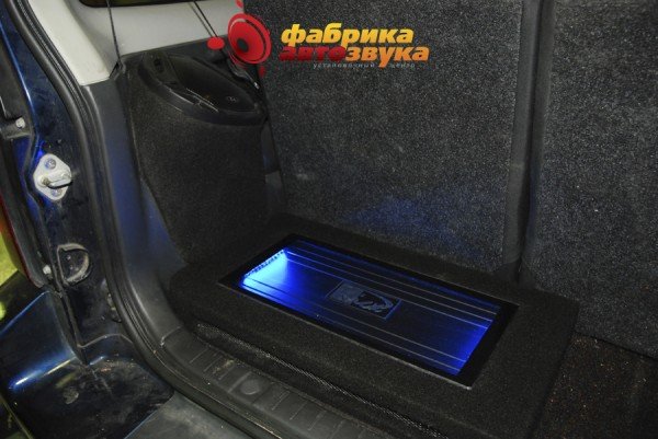 Установка акустики в подиум Kicx GFQ-693 Suzuki Jimny