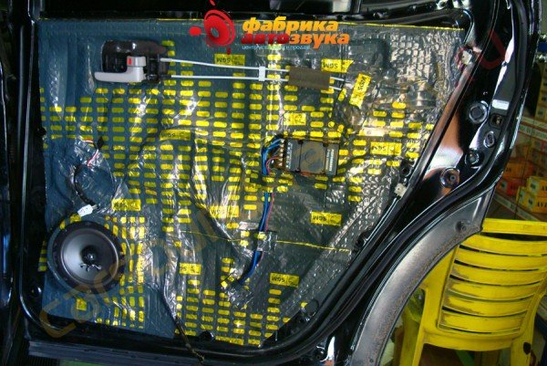 установка динамиков в задние двери DLS 426 Toyota Sequoia
