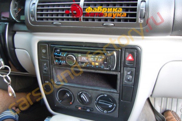 Установка однодиновой магнитолы Pioneer DEH-4200SD Volkswagen Passat 5