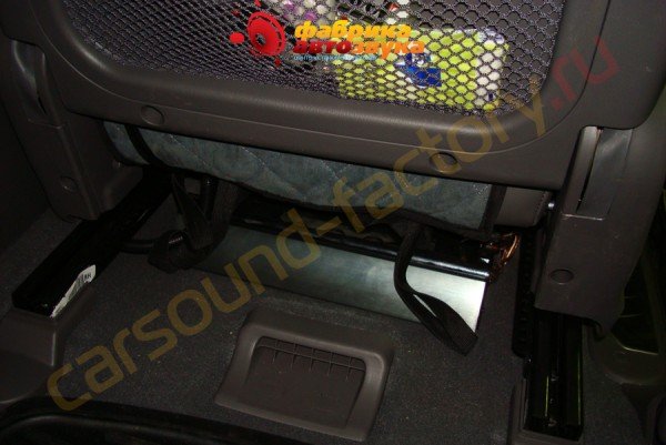 установка усилителя мощности звука Lightning Audio Strike SsangYong Stavic