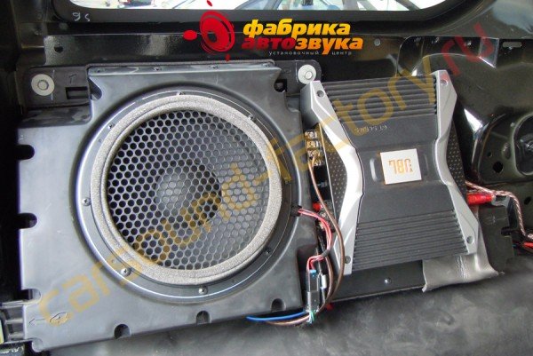 Установка усилителя для сабвуфера JBL GT5-A402E Hummer H3