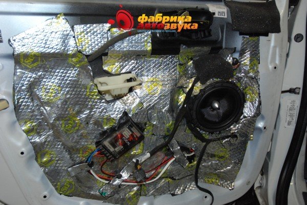 установка акустики Focal Peugeot 3008