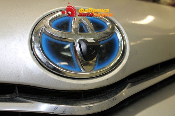 установка камеры переднего вида AVIS Toyota Prius