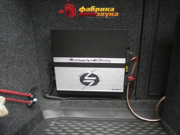 Установка усилителя Lightning Audio B4.250.2 Skoda Octavia