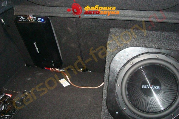 установка усилителя мощности RockfordFosgate Renault Megane 3