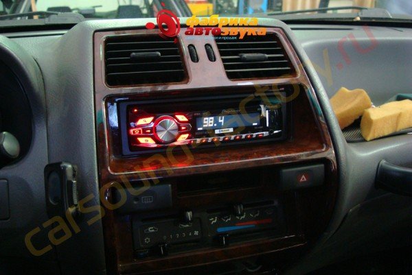 установка магнитолы Pioneer DEH-1420UB Pioneer DEH-1420UB Nissan Terrano 2
