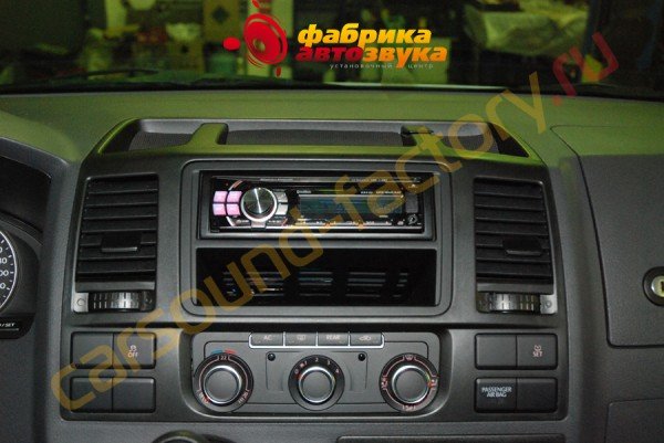 установка магнитолы Alpine CDE-113BT Alpine CDE-113BT Volkswagen Caravelle