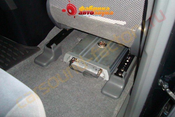 установка усилителя DLS MA41 Toyota Land Cruiser Prado 150