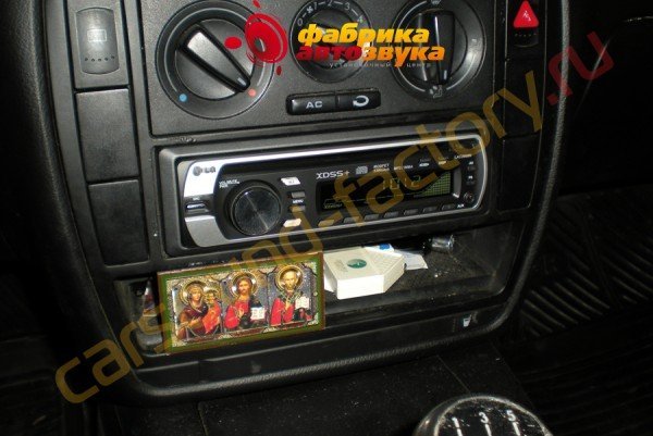 установка автомагнитолы LG LAC2900N LG LAC2900N Volkswagen Passat 5