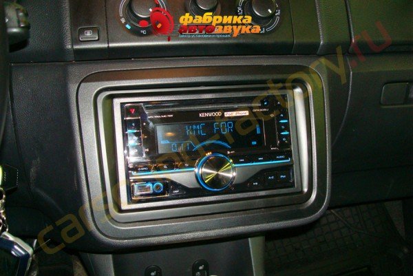 установка автомагнитолы Kenwood DPX305U Kenwood DPX305U Skoda Fabia