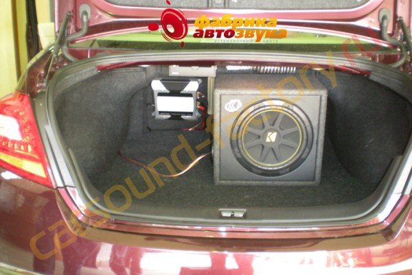 установка сабвуфера Kicker VCVX12 Kicker VCVX12 Nissan Teana