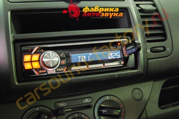 Установка автомагнитолы Alpine CDE-111RM Nissan Note