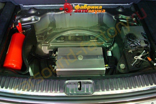 установка усилителя акустики DLS RA20 DLS RA20 Volkswagen Touareg
