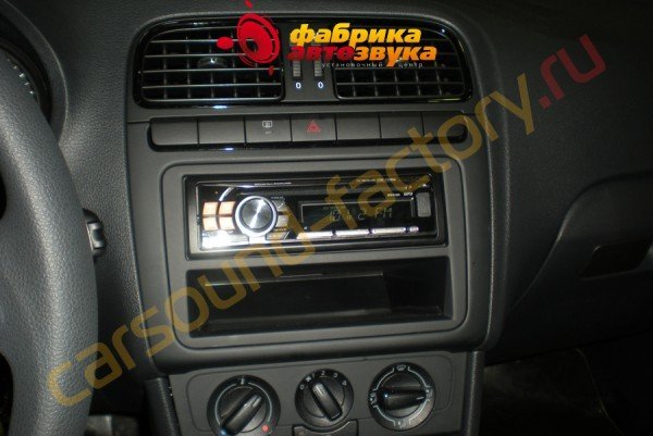 установка магнитолы Alpine CDE-111RM Alpine CDE-111RM Volkswagen Polo