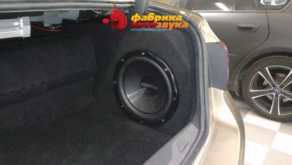 установка сабвуфера в крыло багажника Kenwood Opel Astra J