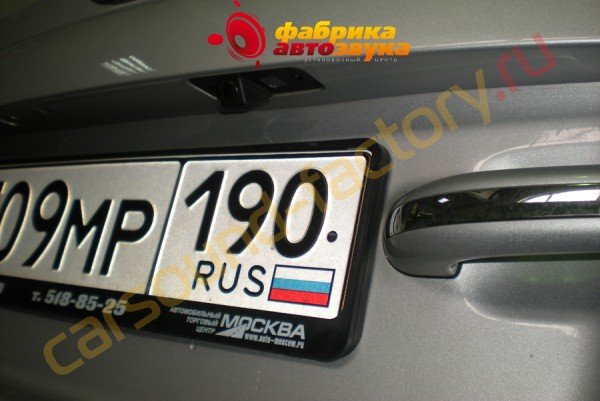 Установка камеры заднего вида AVIS Hyundai Santa Fe