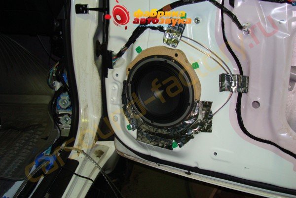 установка акустики Audison AV K6 Toyota Land Cruiser 200