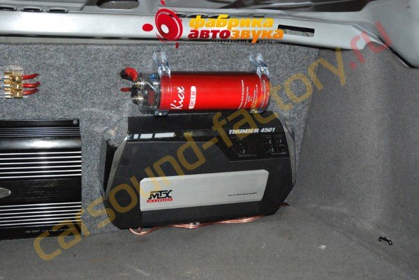 установка усилителя MTX Thunder 4501 в автомобиль MTX Thunder 4501 BMW 5 series