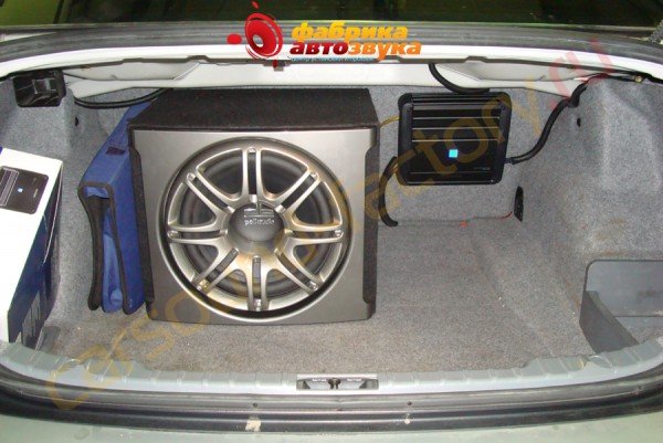 Установка сабвуфера PolkAudio PolkAudio BMW 3 series