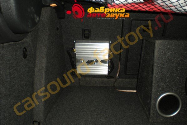 установка усилителя Lanzar HTG224 Lanzar HTG224 Skoda SuperB