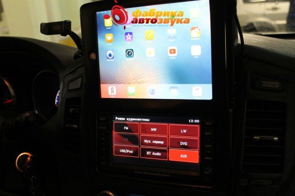установка планшета iPad в авто Apple Mitsubishi Pajero 4