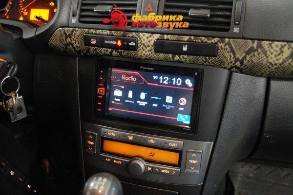 установка головного устройства Pioneer Toyota Avensis