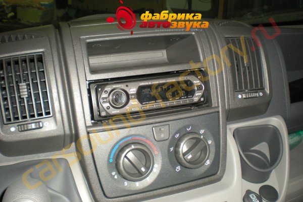 установка магнитолы Sony CDX-GT300EE Sony CDX-GT300EE Peugeot Boxer