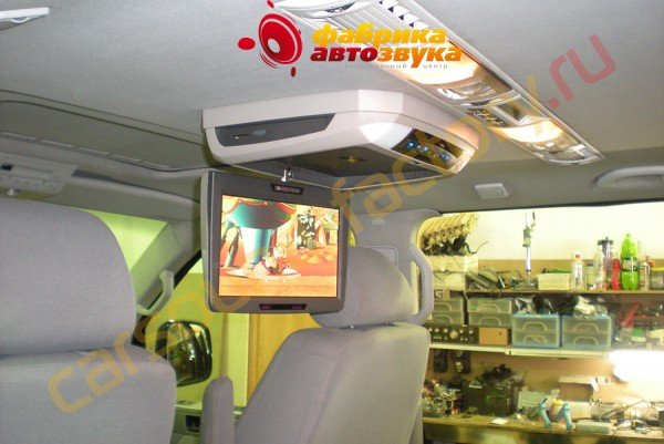 установка потолочного монитора Soundstream VCM-11DXX Soundstream VCM-11DXX Volkswagen Multivan