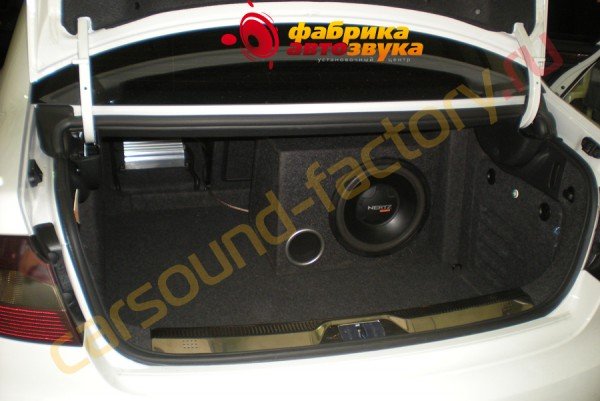 установка сабвуфера Hertz Hertz Skoda SuperB