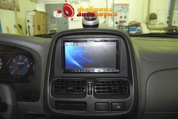 Установка магнитолы Pioneer Pioneer AVH-P4100DVD Nissan NP 300