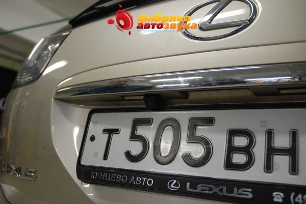 камера заднего вида AVIS Lexus RX 350