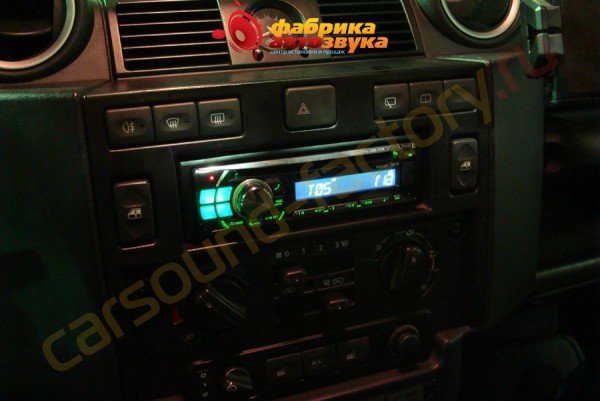 установка автомагнитолы Alpine CDE-111R Land Rover Defender