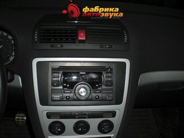 Установка автомагнитолы Clarion Clarion DUZ-385SAT Skoda Octavia