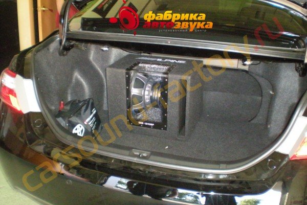установка сабвуфера в машину Alpine SBE-1243BP Toyota Camry