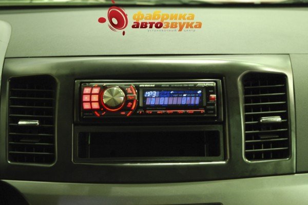 Установка магнитолы Alpine Alpine CDA-105Ri Mitsubishi Lancer X