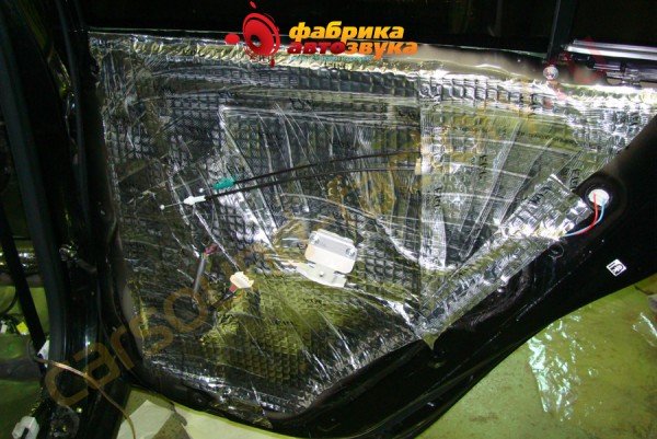 шумоизоляция задних дверей в 2 слоя SGM Toyota Corolla