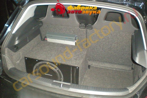 установка сабвуфера Rockford Fosgate R1 Rockford Fosgate R1 Volkswagen Scirocco