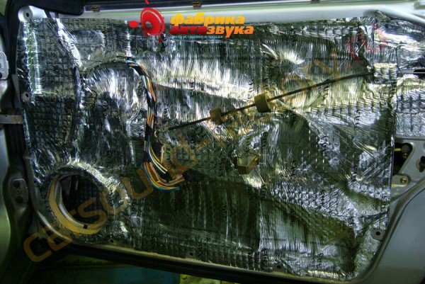 шумоизоляция передней двери в 2 слоя СГМ Merсedes C class
