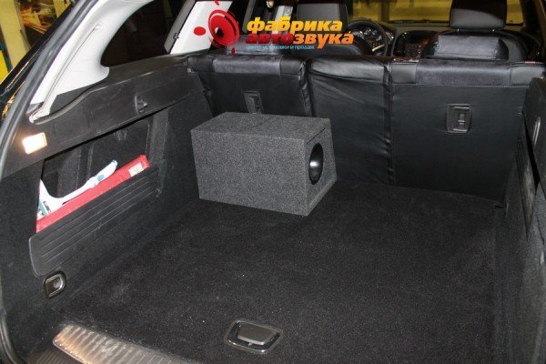 установка сабвуфера JBL Opel Astra J