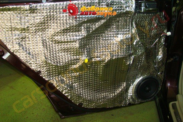 Шумоизоляция задних дверей в 2 слоя SGM Toyota Avensis