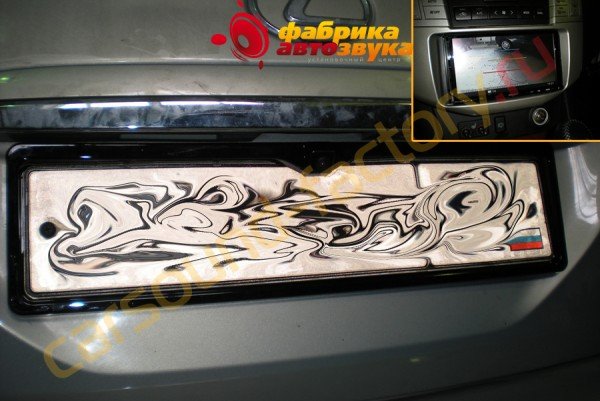 камера заднего вида в номерной рамке AVIS Lexus RX 300