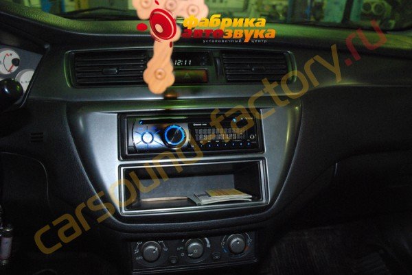 установка автомагнитолы Clarion CZ500 Clarion CZ500 Mitsubishi Lancer