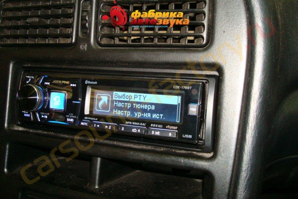 установка головного устройства Alpine CDE-178BT Alpine CDE-178BT Toyota Celica
