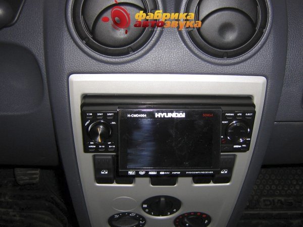 Установка головного устройства Hyundai H-CMD4004 Renault Logan