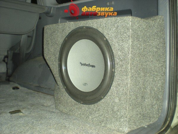 Установка сабвуфера Rockford Fosgate P1 Toyota Land Cruiser Prado 120
