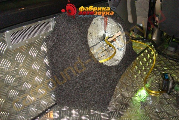 установка сабвуфера стеллс carsound Toyota Land Cruiser 76
