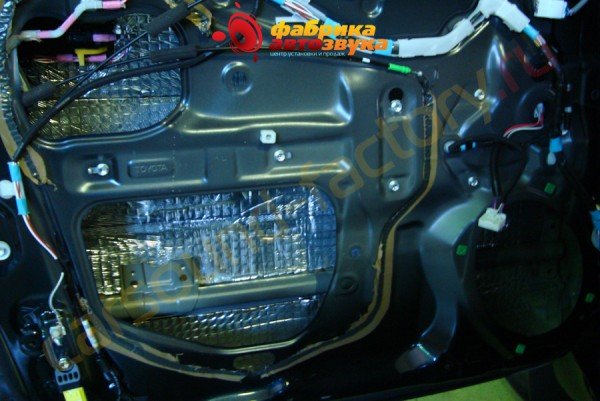шумоизоляция передней двери SGM Toyota Land Cruiser Prado 150