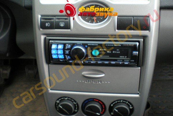 установка автомагнитолы Alpine CDA-117Ri Alpine CDA-117Ri Lada Priora