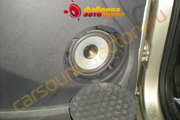 установка динамиков в передние двери Hertz DSK 130 Hertz DSK 130 Renault Sandero